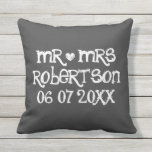 Coussin M. et Mme Chalkboard mariage extérieur lance l'ore<br><div class="desc">Personnalisé M. et Mme mariage noir tableau noir jetez l'oreiller à l'extérieur. Coussins de coussin personnalisées en carton noir pour chaise extérieure, canapé ou lit. Design vintage amusant avec coeur blanc, date du mariage et nom du couple nouvellement marié. Décor maison mignonne personnalisée pour marié et marié / mari et...</div>