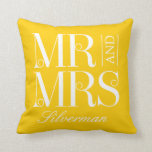 Coussin M. et Mme Custom Wedding Throw Pillow<br><div class="desc">La couleur Arrière - plan peut être customisée en ligne (à n'importe quelle couleur !). Ajoutez votre photo sur le dos,  ou pas ! Conçu par Berry Berry Sweet {www.berryberrysweet.com}</div>