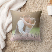 Coussin M. et Mme faits sur commande Pink Grey Script (Couverture)