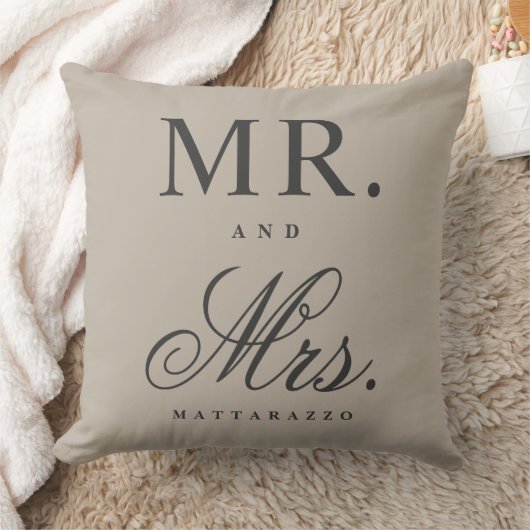Coussin M. et Mme Throw Pillow (Couverture)