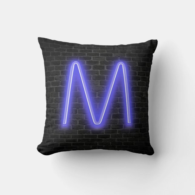 Coussin M initial en enseigne au néon sur brique (Recto)