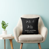Coussin M. & Mme Elegant Script Noir Blanc Noms Mariage (Chaise)