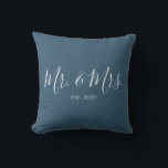 Coussin M. & Mme Throw Pillow pour l'anniversaire des jeun<br><div class="desc">M. et Mme lancer l'oreiller personnalisé avec l'année du mariage fait un joli cadeau mariage ou anniversaire.</div>