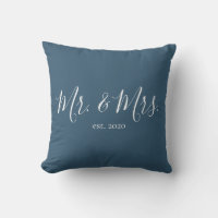 M. & Mme Throw Pillow pour l'anniversaire des jeun