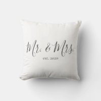 M. & Mme Throw Pillow pour l'anniversaire des jeun