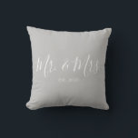 Coussin M. & Mme Throw Pillow pour l'anniversaire des jeun<br><div class="desc">M. et Mme lancer l'oreiller personnalisé avec l'année du mariage fait un joli cadeau mariage ou anniversaire.</div>