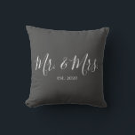 Coussin M. & Mme Throw Pillow pour l'anniversaire des jeun<br><div class="desc">M. et Mme lancer l'oreiller personnalisé avec l'année du mariage fait un joli cadeau mariage ou anniversaire.</div>