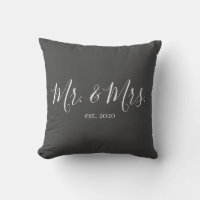 M. & Mme Throw Pillow pour l'anniversaire des jeun