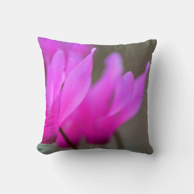 Coussin Macro Cyclamen sauvage (Recto)