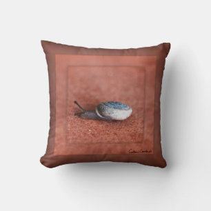Coussin Macro photographie d'un escargot sur de la terraco