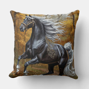 Coussin Magnifique cheval noir dans une forêt automnale
