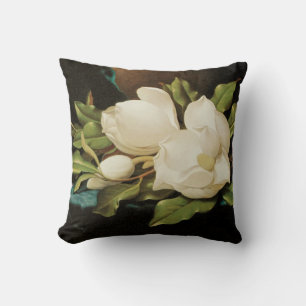 Coussin Magnolias géant sur un tissu de velours bleu par M