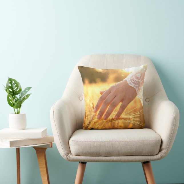 Coussin Main de femme touchant des barbes de blé (Chaise)