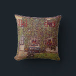 Coussin Maison de Guardaboschi par Gustav Klimt, Art Vinta<br><div class="desc">La Maison de Guardaboschi (1912) de Gustav Klimt est une peinture vintage de l'époque victorienne sur le symbolisme des beaux-arts. Vue extérieure d'une maison de campagne avec des fleurs et des plantes aux fenêtres et du lierre qui pousse sur les murs. Un banc bleu se trouve en haut de la...</div>