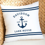 Coussin Maison de la famille de la marine blanche et marin<br><div class="desc">L'oreiller à jetons "Lake House" en polaire marine est doté d'une ancre de bateau de style côtier et de rayures. Personnalisez le texte personnalisé avec un nom de famille maison de lac (ou autre titre) avec l'année établie. Le blanc classique et le bleu marine (peut être modifié). Tissus de coussins...</div>
