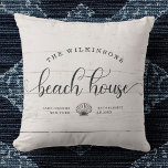 Coussin Maison de plage moderne Nom de famille Script Whit<br><div class="desc">Calligraphie de script moderne et chic en lisant BEACH HOUSE à côté de votre nom de famille dans un design à la mode basé sur la typographie. Grand décor personnalisé coussin pour votre maison loin de la maison. Notre coussin d'impression en bois blanc style ferme présente une illustration en coquillages...</div>
