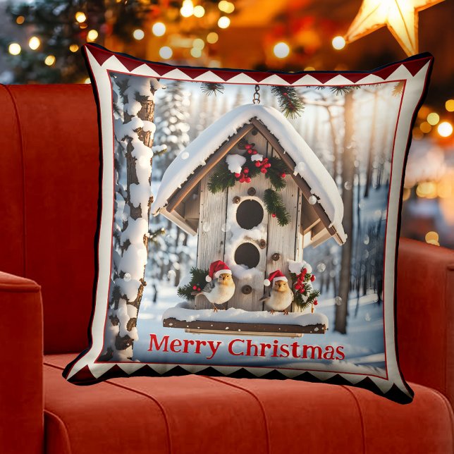 Coussin Maison d'oiseaux d'hiver Art animal de Noël (Christmas pillow featuring a cute painting of a winter bird house in a snow covered forest)