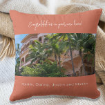 Coussin Maison réchauffement noms de photo terre cuite dus<br><div class="desc">Un arrière - plan marron foncé couleur terre cuite. Ajoutez une photo de la maison des nouveaux propriétaires et de leurs noms. Un cadeau d'amis ou d'agents immobiliers pour vos clients des cadeaux - félicitations pour une nouvelle maison.</div>