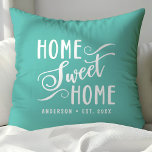 Coussin Maison Turquoise personnalisée Sweet Home<br><div class="desc">Faites de votre maison une maison avec cet oreiller à jetons turquoises personnalisé avec un design classique "Home Sweet Home" dans une police en écriture blanche. Ajoutez votre nom de famille et l'année établie pour créer un accent unique et accueillant pour votre salon ou chambre.</div>