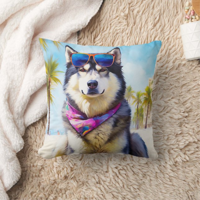 Coussin Malamute d'Alaska sur la plage, cadeau d'été (Couverture)