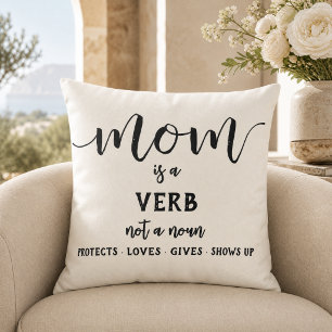 Coussin Maman en écriture noire est un verbe Citation sur