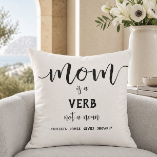 Coussin Maman en écriture noire est un verbe Citation sur