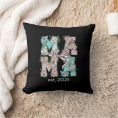 Coussin Maman Est. Typographie florale Boho 2025 (Couverture)