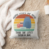 Coussin Maman M'Aime Plus Qu'Elle N'Aime Voyager (Couverture)
