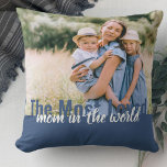 Coussin Maman Modifier le texte superposé 2 photo double f<br><div class="desc">Créez votre propre coussin photo moderne avec deux de vos photos préférées. La typographie surdimensionnée est entièrement modifiable et se lit actuellement "La maman la plus aimée du monde". Le modèle photo est prêt pour vous à ajouter vos photos, qui sont affichées au format paysage. La palette de couleurs est...</div>