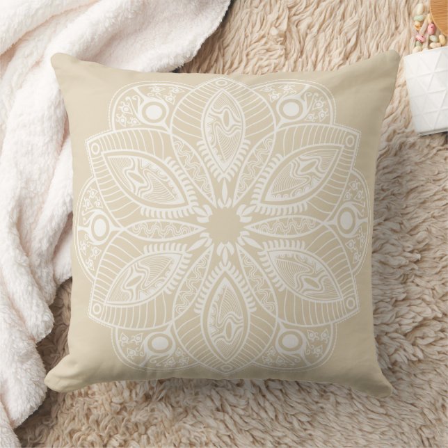 Coussin Mandala blanc exotique sur Arrière - plan beige (Couverture)