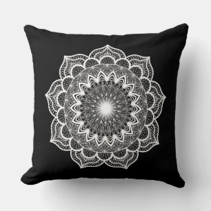 Coussin Mandala blanc sur fond noir