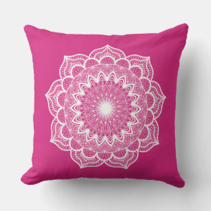 Coussin Mandala blanc sur fond rose