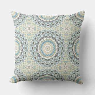 Coussin Mandala côtier dans des tons de sable, de bleu et