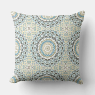 Coussin Mandala côtier dans les tons sable, bleu et bois c