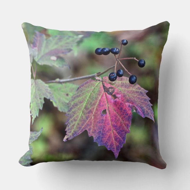 Coussin Mapleleaf Viburnum Feuilles d'automne et baies (Recto)