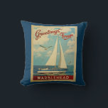 Coussin Marblehead Sailboat Vintage voyage Massachusetts<br><div class="desc">Ce Salutations de Marblehead Massachusetts design nautique de voyage vintage comprend un bateau naviguant sur l'eau avec des mouettes et un ciel bleu rempli de somptueux nuages blancs bouffants.</div>