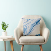 Coussin Marbrure bleue et blanche – Art abstrait fluide (Chaise)