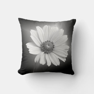 Coussin Marguerite blanche lumineuse sur fond noir