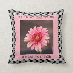 Coussin Marguerite rose sur le guingan de B&W, avec le
