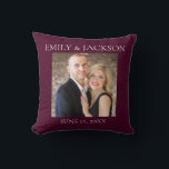 Coussin Mariage Bourgogne Fiançailles photo Date<br><div class="desc">Bourgogne avec texte couleur crème et votre photo. Ajoutez votre photo de fiançailles ou de mariage. Contactez-nous pour obtenir de l'aide sur la personnalisation et la mise en correspondance des produits.</div>