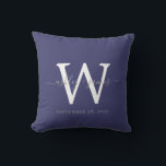 Coussin Mariage chic bleu nuit et blanc Monogramme Cadeau<br><div class="desc">Coussin élégant de mariage avec votre texte gris en écriture calligraphique chic manuscrite sur fond bleu nuit. Ajoutez vos noms,  monogramme et date de mariage. Cadeau idéal pour jeunes mariés. Création exclusive Happy Dolphin Studio. Pour aide ou produits associés,  écrivez-nous à happydolphinstudio@outlook.com.</div>