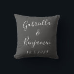 Coussin Mariage de calligraphie noire minimaliste personna<br><div class="desc">Créez un souvenir amusant pour votre journée spéciale avec ce design moderne minimaliste noir et blanc avec une belle écriture manuscrite.</div>