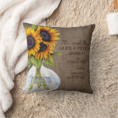 Coussin Mariage du Vase Burlap de tournesols rustiques Dat (Couverture)