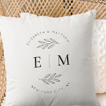 Coussin Mariage Élégant Chic Moderne Simple Chic Monogramm<br><div class="desc">Composé de simples lignes droites avec script cursif classique et typographie serif. Ces éléments sont simples,  intemporels et classiques. Il est conçu par White Paper Birch Co. exclusif pour Zazzle. Disponible ici : http://www.zazzle.com/store/whitepaperbirch</div>