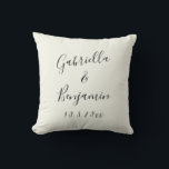 Coussin Mariage personnalisé élégant à la main<br><div class="desc">Créez un souvenir amusant pour votre journée spéciale avec ce design moderne minimaliste noir et ivoire avec une belle écriture manuscrite.</div>