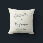 Coussin Mariage personnalisé élégant à la main<br><div class="desc">Créez un souvenir amusant pour votre journée spéciale avec ce design moderne minimaliste noir et ivoire avec une belle écriture manuscrite.</div>