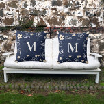 Coussin Marine bleu crème fleur motif rétro<br><div class="desc">Arrière - plan bleu marine avec motif floral de style rétro blanc et crème. Personnalisez et ajoutez votre lettre monogramme,  initiale.</div>