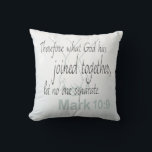 Coussin Mark 10:9 Bible Verse Mariage Design<br><div class="desc">"Par conséquent, ce que Dieu a uni, que personne ne se sépare" - Marc 10:9. Ce verset biblique magnifiquement rendu célèbre les voeux sacrés du mariage et le profond engagement entre mari et femme. Parfait pour les mariages, les jeunes mariés ou les anniversaires, ce design est un rappel intemporel de...</div>