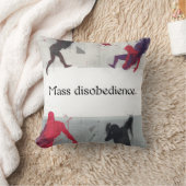 Coussin Mass disobedience. (Couverture)