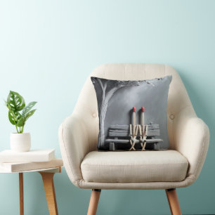 Coussin Matchsticks assis sur un banc